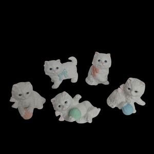 HOMCO VINTAGE 5 WHITE PERSIAN CATS PLAYING WITH A BALL OF‎ YARN PORCELAIN